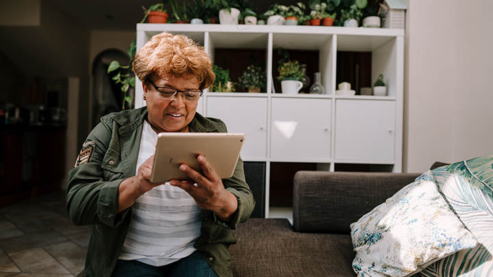 Digital technologies to prevent falls in people living with dementia or mild cognitive impairment